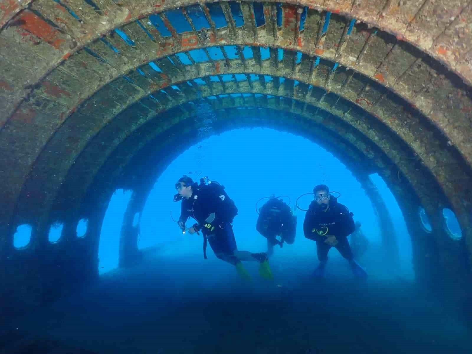 Kuşadası’nın batık uçağı 10’uncu yılında yoğun ilgi görüyor