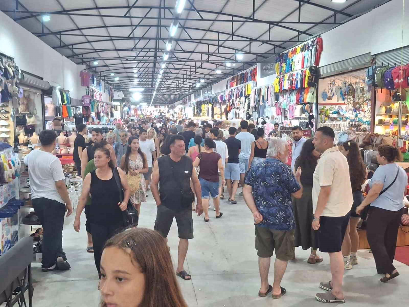 Mavişehir Pazar Yeri tatilcilerin ve yerlilerin akınına uğradı