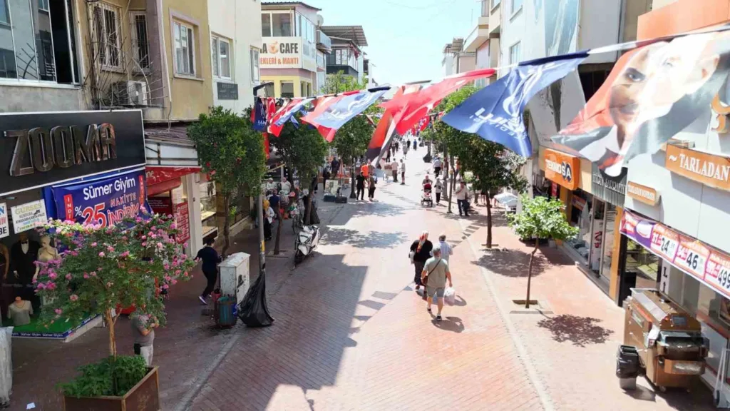 nazilli belediyesi ilceyi turk bayraklari ile donatiyor 4f61574e41a2
