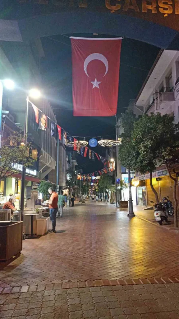 nazilli belediyesi ilceyi turk bayraklari ile donatiyor 60dee673384a
