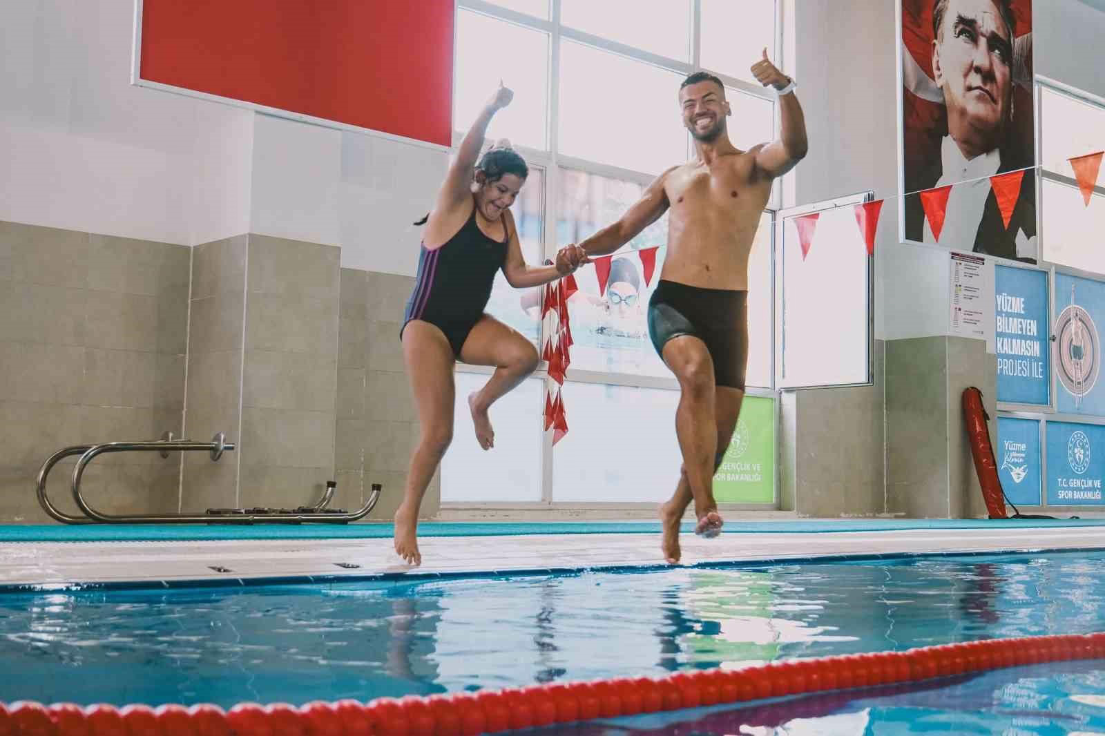 Özel sporcular Pınarbaşı Yüzme Havuzu’nda sporla buluşuyor