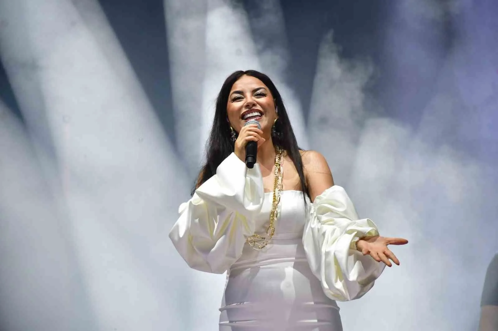 Sevilen sanatçı Zara’dan Karacasu’ya festival daveti: “Gümbür gümbür bir gece yaşamak istiyoruz”