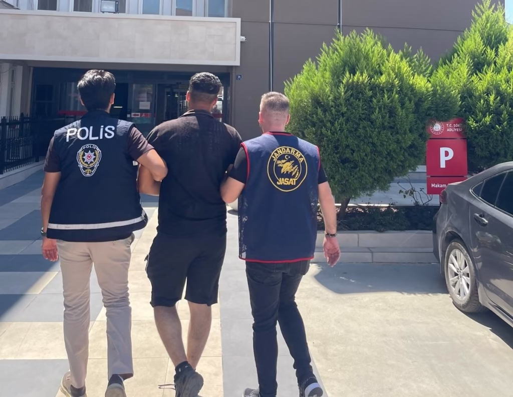 Söke’de 25 yıl hapis cezası bulunan firari yakalandı 2 sokede 25 yil hapis cezasi bulunan firari yakalandi 75ededfada5a