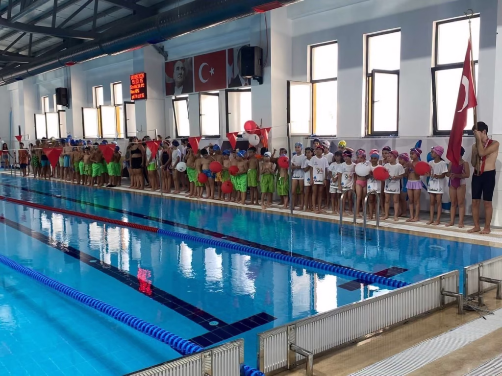 sokede cocuklar yuzme egitimini basariyla tamamladi db4f502258f3