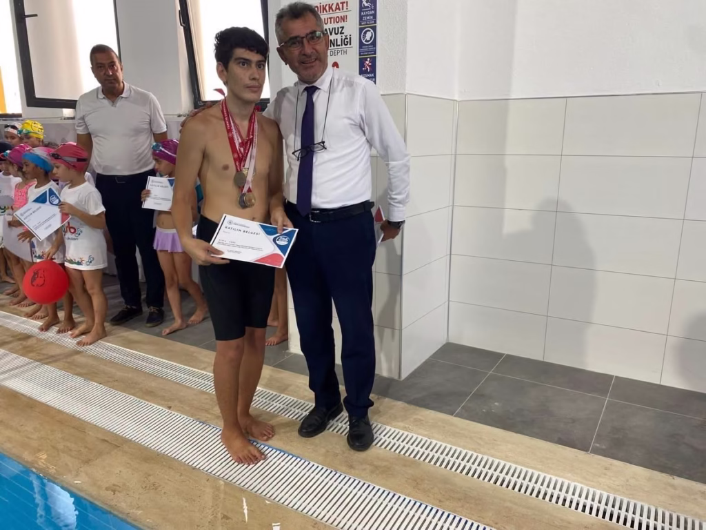 sokede cocuklar yuzme egitimini basariyla tamamladi fd419ada6b61