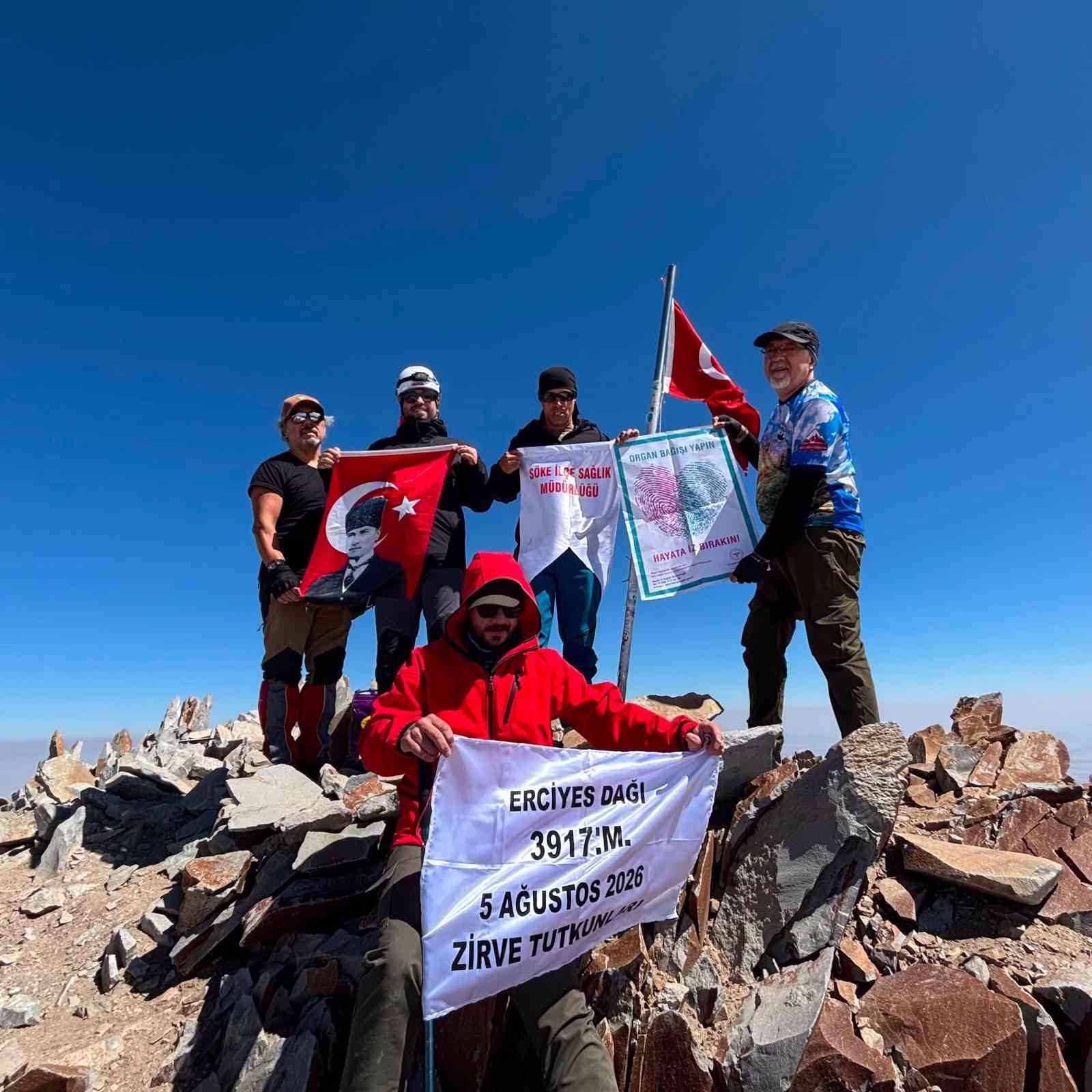 Söke’nin sağlık kahramanları Erciyes’in zirvesinden organ bağışı çağrısı yaptı
