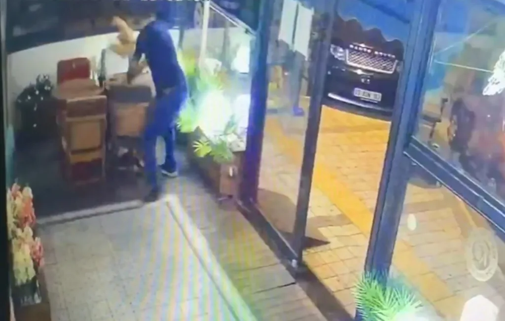 Aydın'da şok olay: Sopayla öldüresiye dövdü, ilginç saldırı kameralara yansıdı 2 sopayla olduresiye dovdu ilginc saldiri kameralara yansidi d17ee65dd980