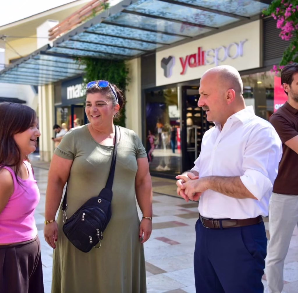 Vali Varol, alışveriş merkezinde vatandaş ve esnafla buluştu 2 vali varol alisveris merkezinde vatandas ve esnafla bulustu 9229a6c8a490