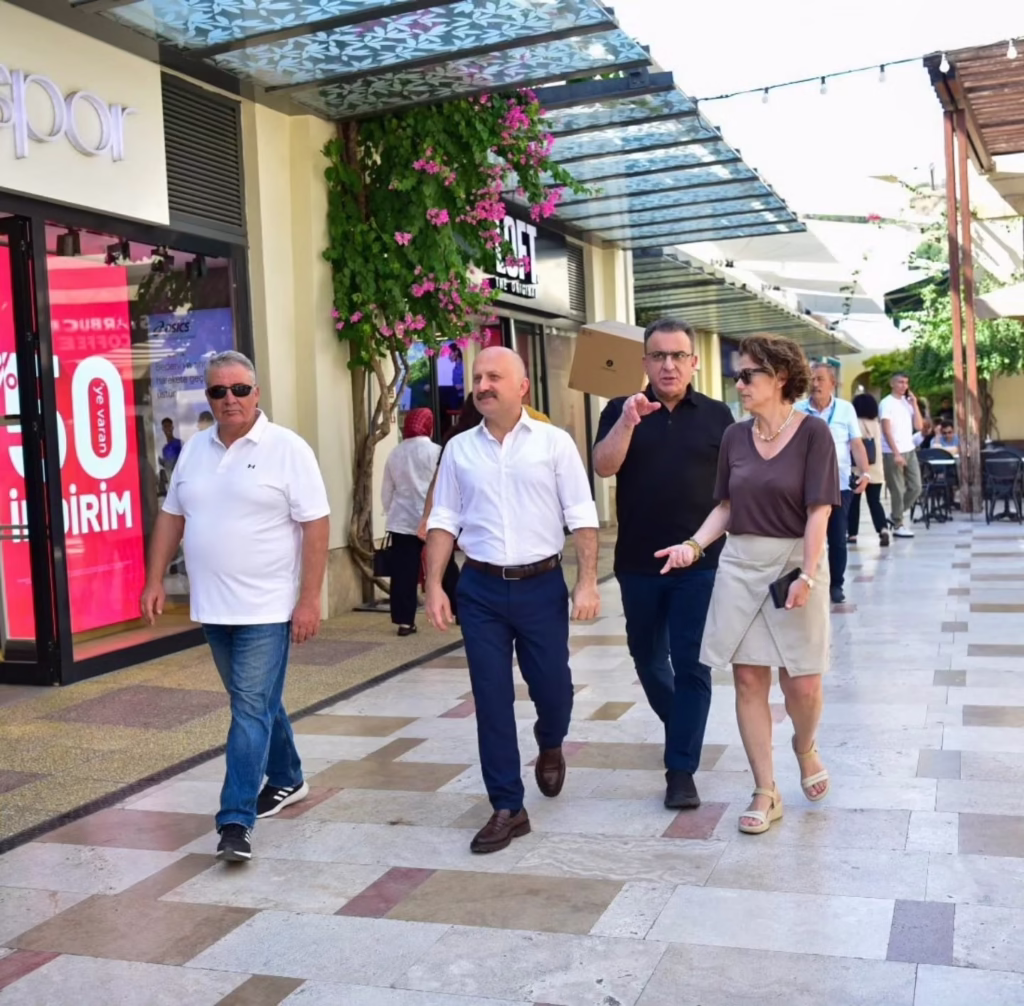 Vali Varol, alışveriş merkezinde vatandaş ve esnafla buluştu 4 vali varol alisveris merkezinde vatandas ve esnafla bulustu 9910f53ffafb