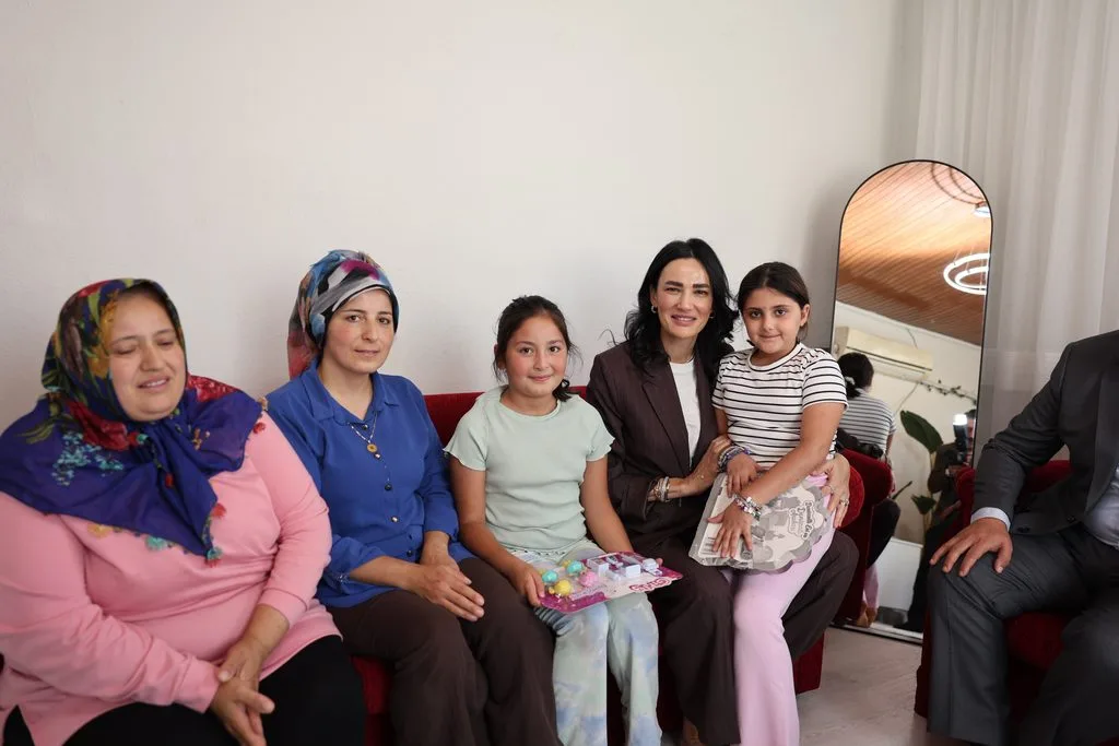 Aydın vekili Sarıbaş, İzmir'de gönülleri fethetti: Kadın emeğine ve üretimine tanıklık etti 5 1000212820