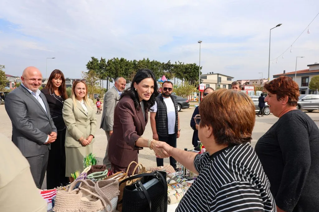 Aydın vekili Sarıbaş, İzmir'de gönülleri fethetti: Kadın emeğine ve üretimine tanıklık etti 8 1000212842