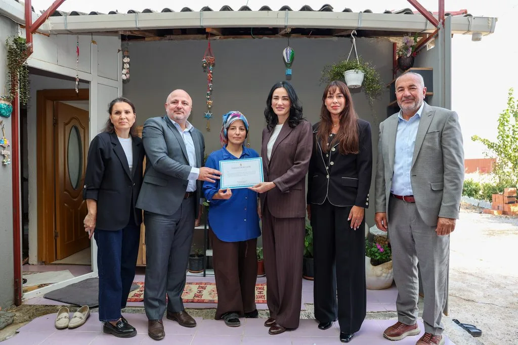 Aydın vekili Sarıbaş, İzmir'de gönülleri fethetti: Kadın emeğine ve üretimine tanıklık etti 9 1000212846
