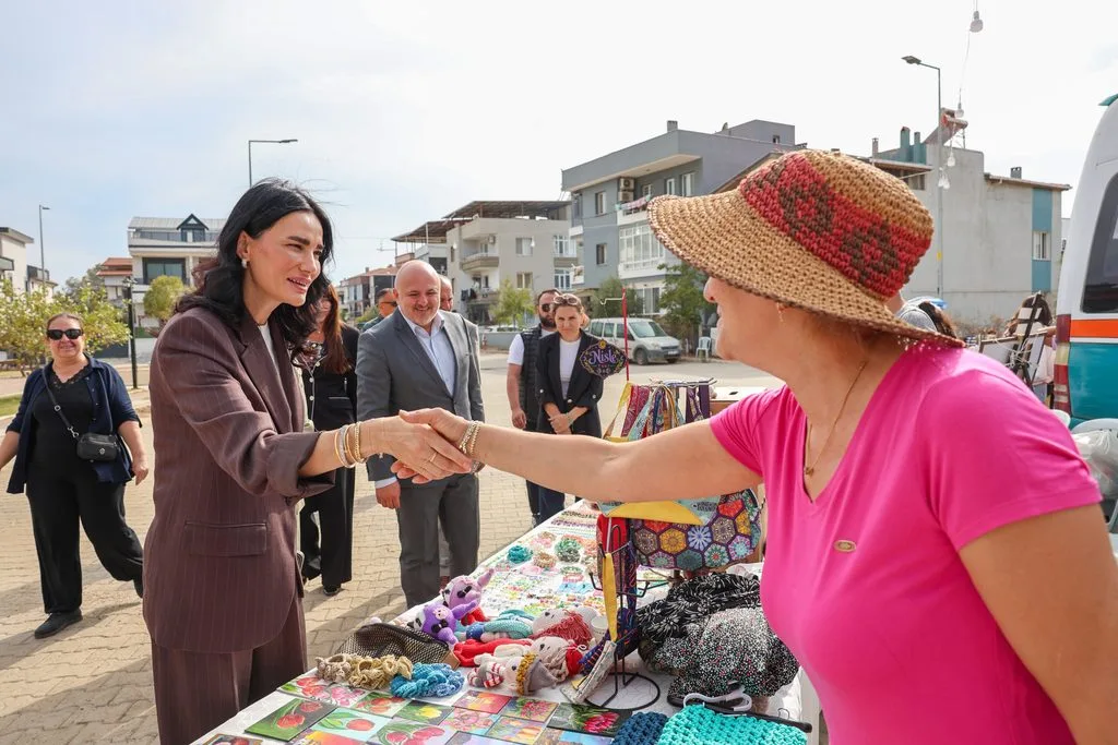 Aydın vekili Sarıbaş, İzmir'de gönülleri fethetti: Kadın emeğine ve üretimine tanıklık etti 10 1000212850