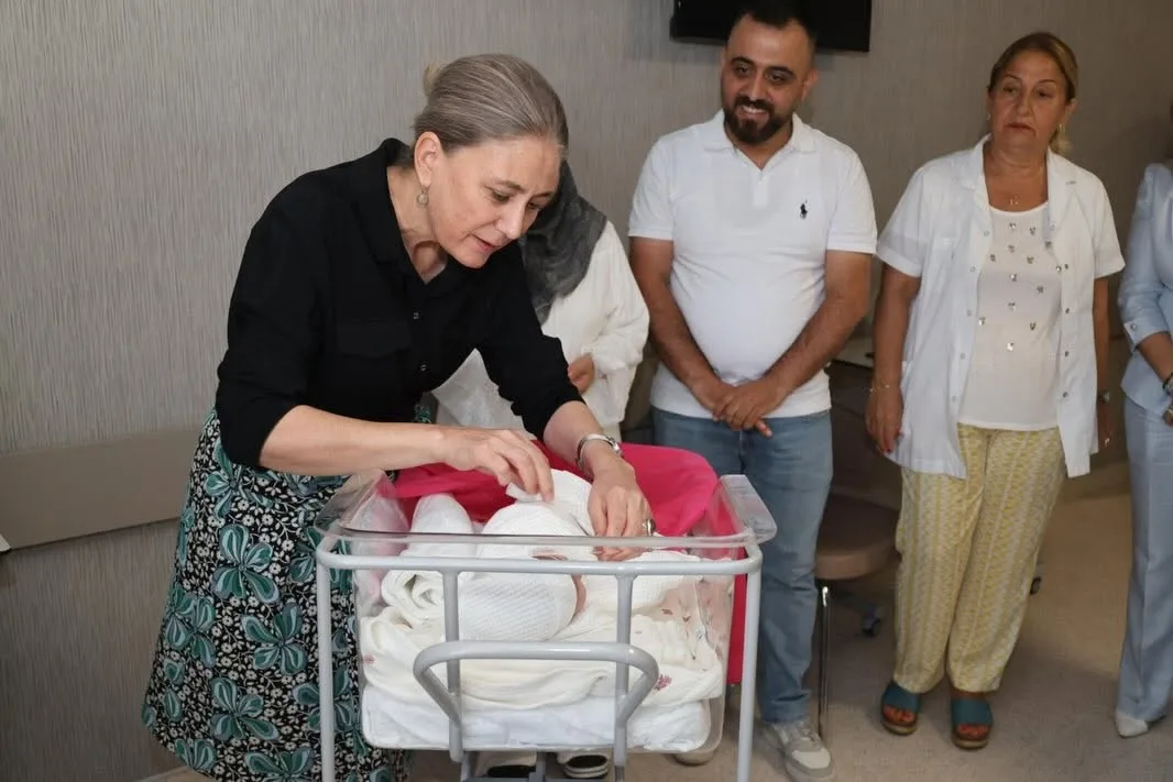 Nazilli Kaymakamı yeni doğan kızın isim annesi oldu