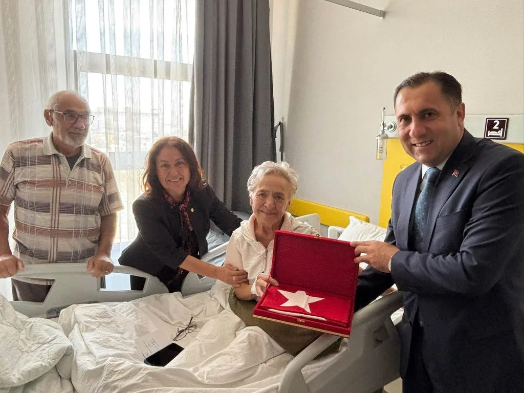 Aydın'da kadın Kıbrıs Gazisi'ne vefa: Müdür Türkoğlu hastanede ziyaret etti 3 795484507 2123750401555768 5823662091131807294 n