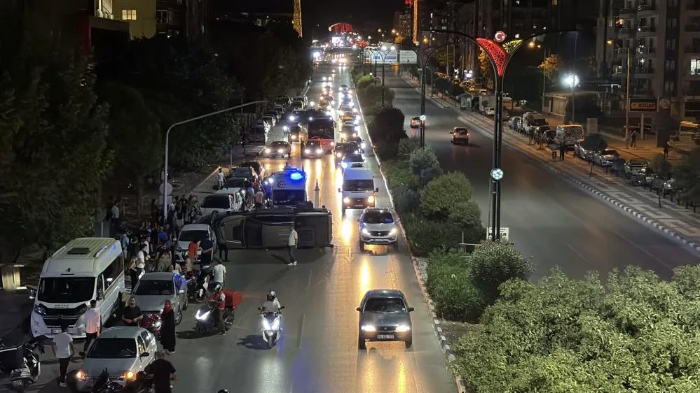 Makas atarken 5 araça çarpıp devrildi: Sürücü camı kırıp kaçtı! 10 Makas atarken 5 araça çarpıp devrildi: Sürücü camı kırıp kaçtı!