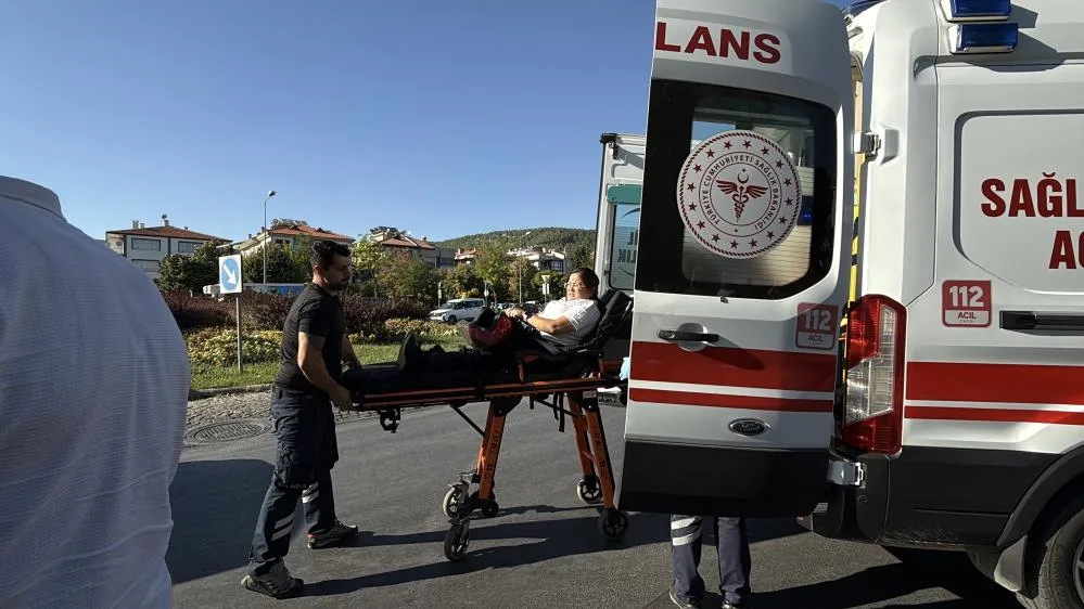 Elektrikli bisiklet otobüsün altında kaldı: 1 yaralı