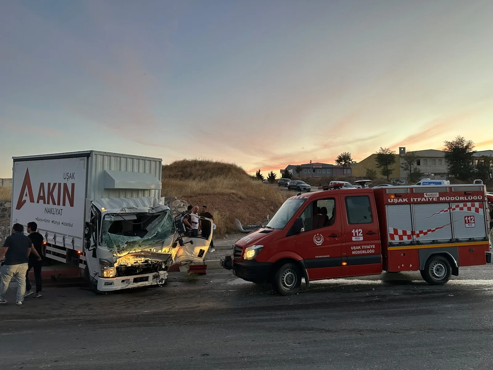 İtfaiye aracı ile kamyon çarpıştı: 1 ölü 2 yaralı