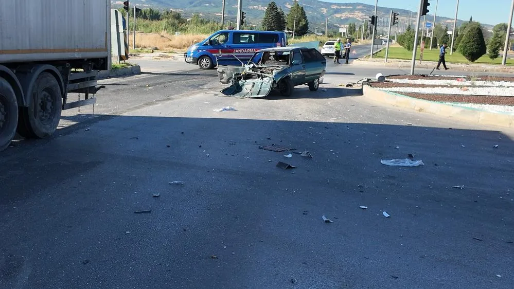 Tır ile otomobil çarpıştı: 2 yaralı