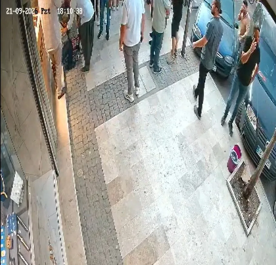 Kuyumcu soygununda 2 yaralı: Hareketli dakikalar kamerada! Esnaf etkisiz hale getirdi 2 Kuyumcu soygununda 2 yaralı: Hareketli dakikalar kamerada! Esnaf etkisiz hale getirdi