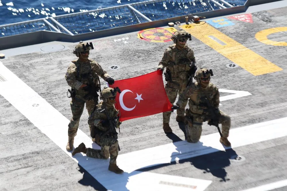 Ege açıklarında gövde gösterisi!