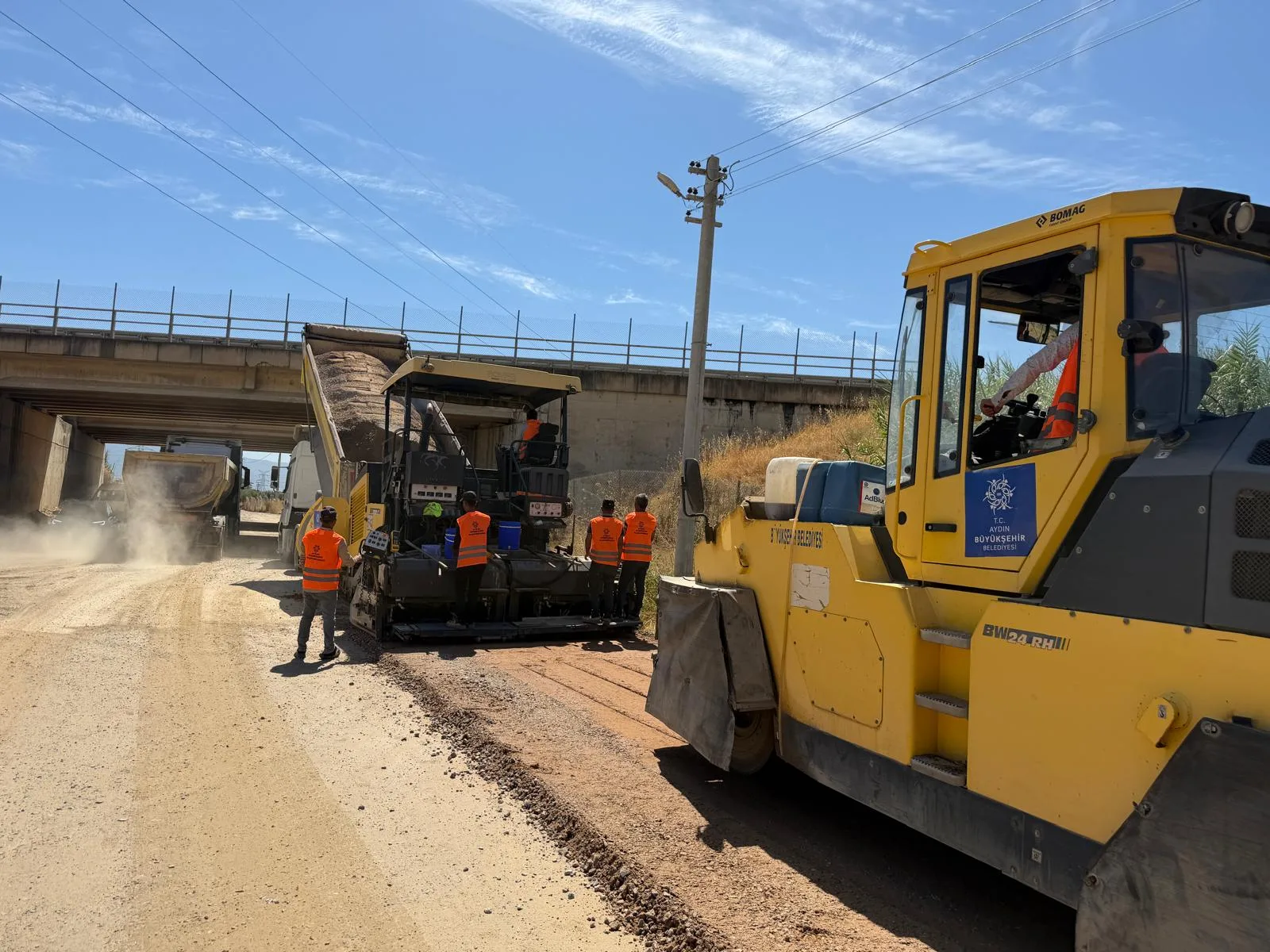 BAŞKAN ÇERÇİOĞLU’NDAN AYDIN’IN DÖRT BİR YANINDA EŞ ZAMANLI YOL YENİLEME ÇALIŞMALARI 2 BAŞKAN ÇERÇİOĞLU’NDAN AYDIN’IN DÖRT BİR YANINDA EŞ ZAMANLI YOL YENİLEME ÇALIŞMALARI