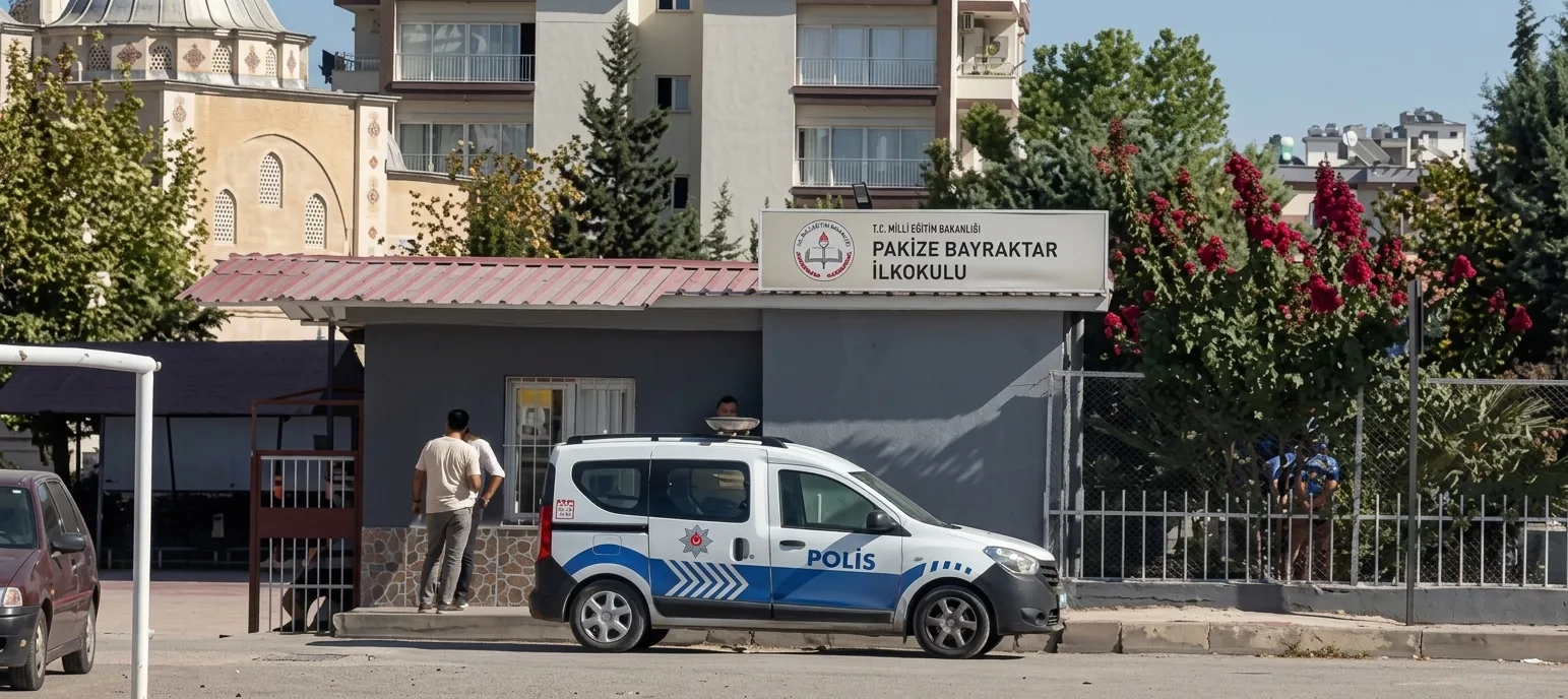Tarsus’ta 1. sınıf öğrencisinin çantasından tabanca çıktı
