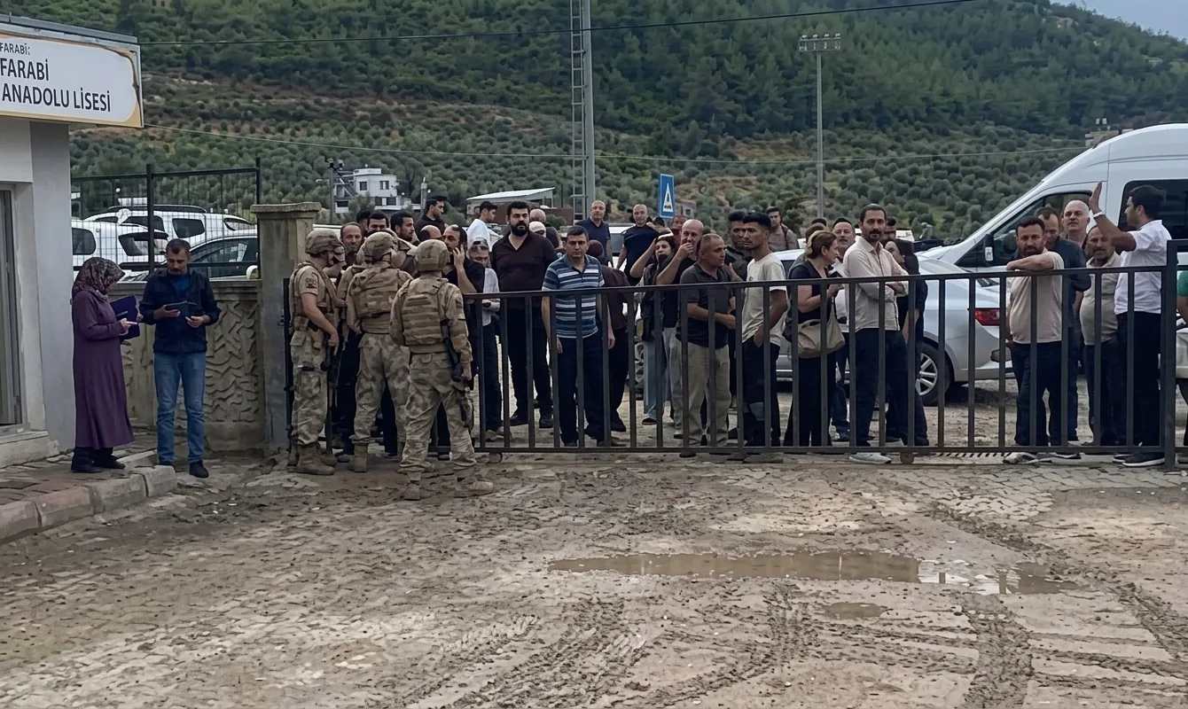 Osmaniye’de okuldaki silahlı saldırıda öğretmen hayatını kaybetti! Dayı yeğen oldukları ortaya çıktı 5 Osmaniye’de okuldaki silahlı saldırıda öğretmen hayatını kaybetti! Dayı yeğen oldukları ortaya çıktı