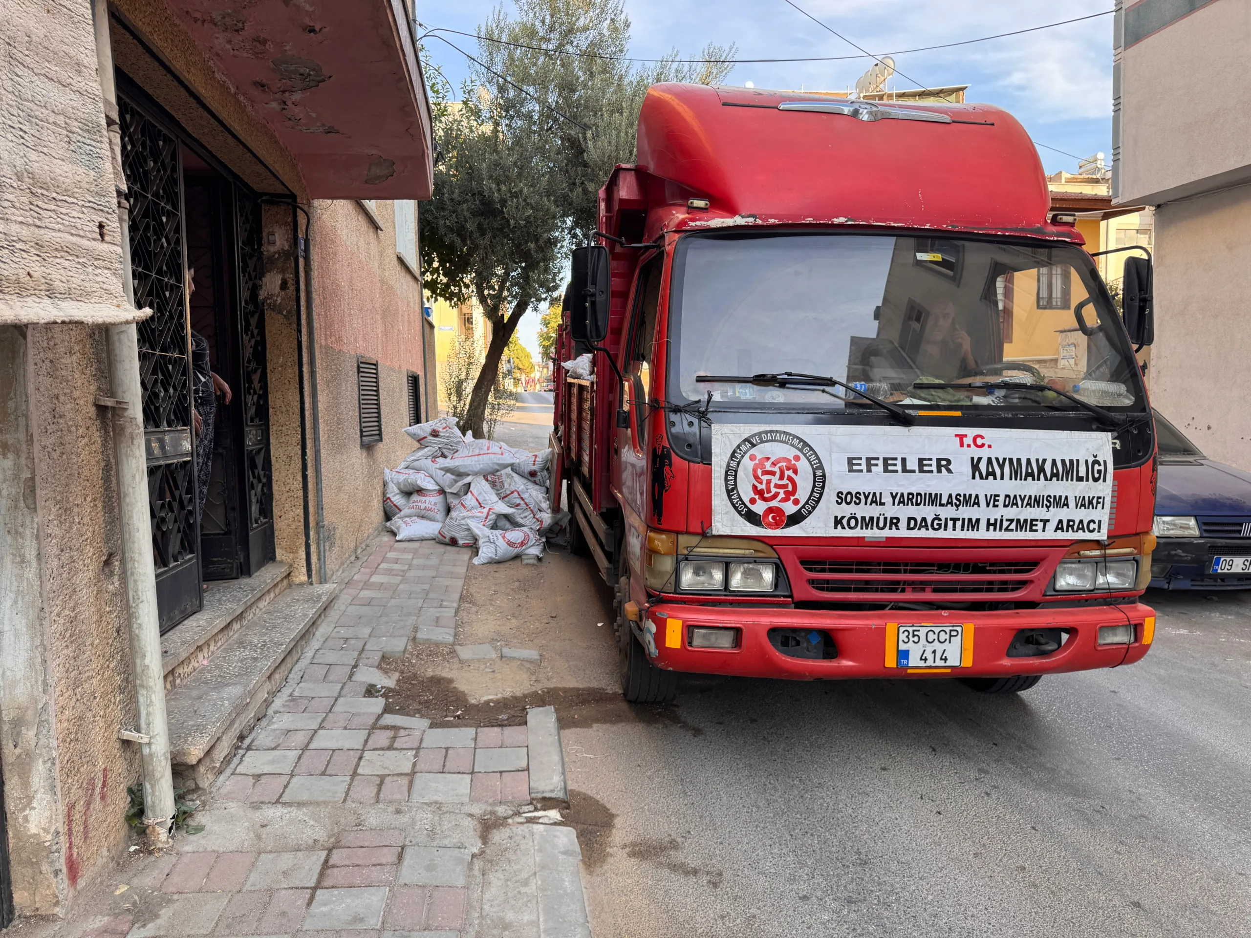 Efeler’de ihtiyaç sahibi ailelere kömür desteği