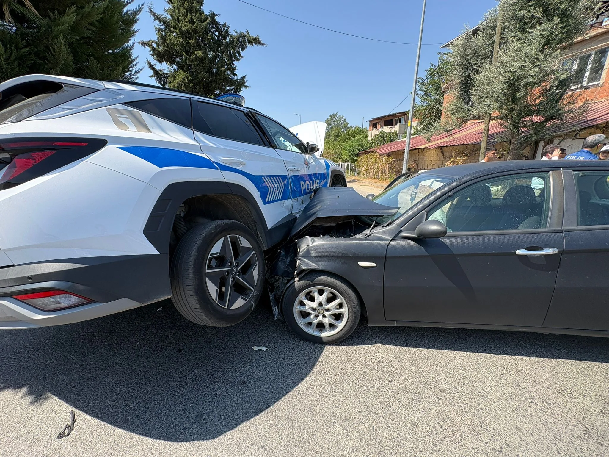 Nazilli’de polis ekipleri kaza yaptı: 2 yaralı