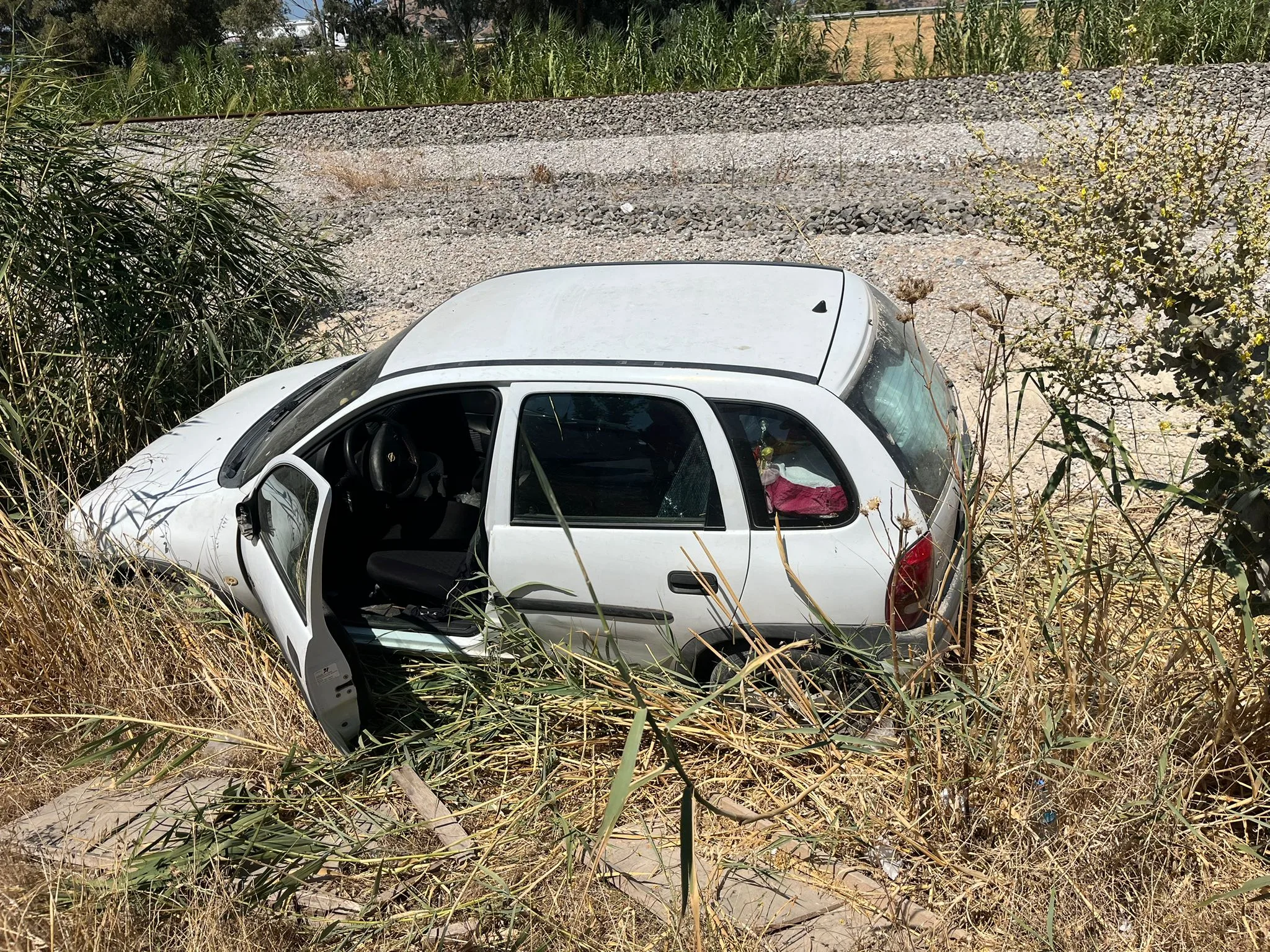 Aydın İzmir yolunda otomobil şarampole uçtu: Kadın sürücü korku dolu anlar yaşadı!
