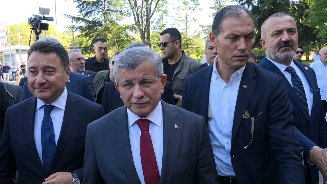 Ahmet Davutoğlu adliyede!