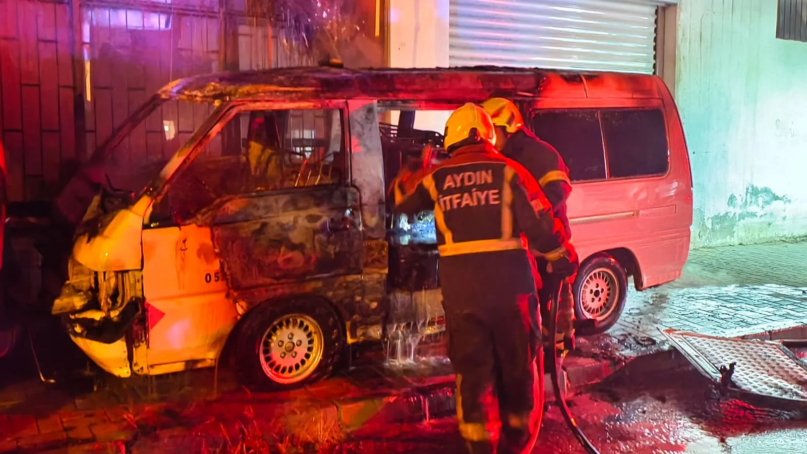Nazilli’de Minibüs Alev Alev Yandı: Yangın Yanındaki Araca Sıçradı