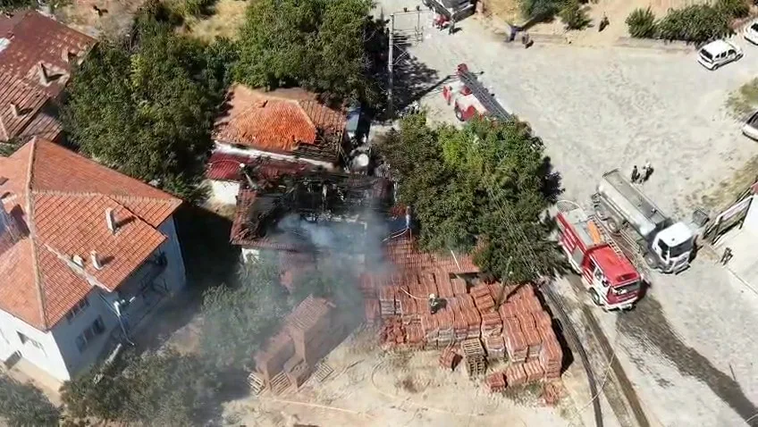 Yaktığı ateş, evini küle çevirdi
