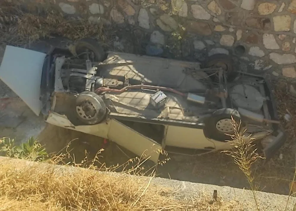 Çaldıkları otomobille dereye uçtular