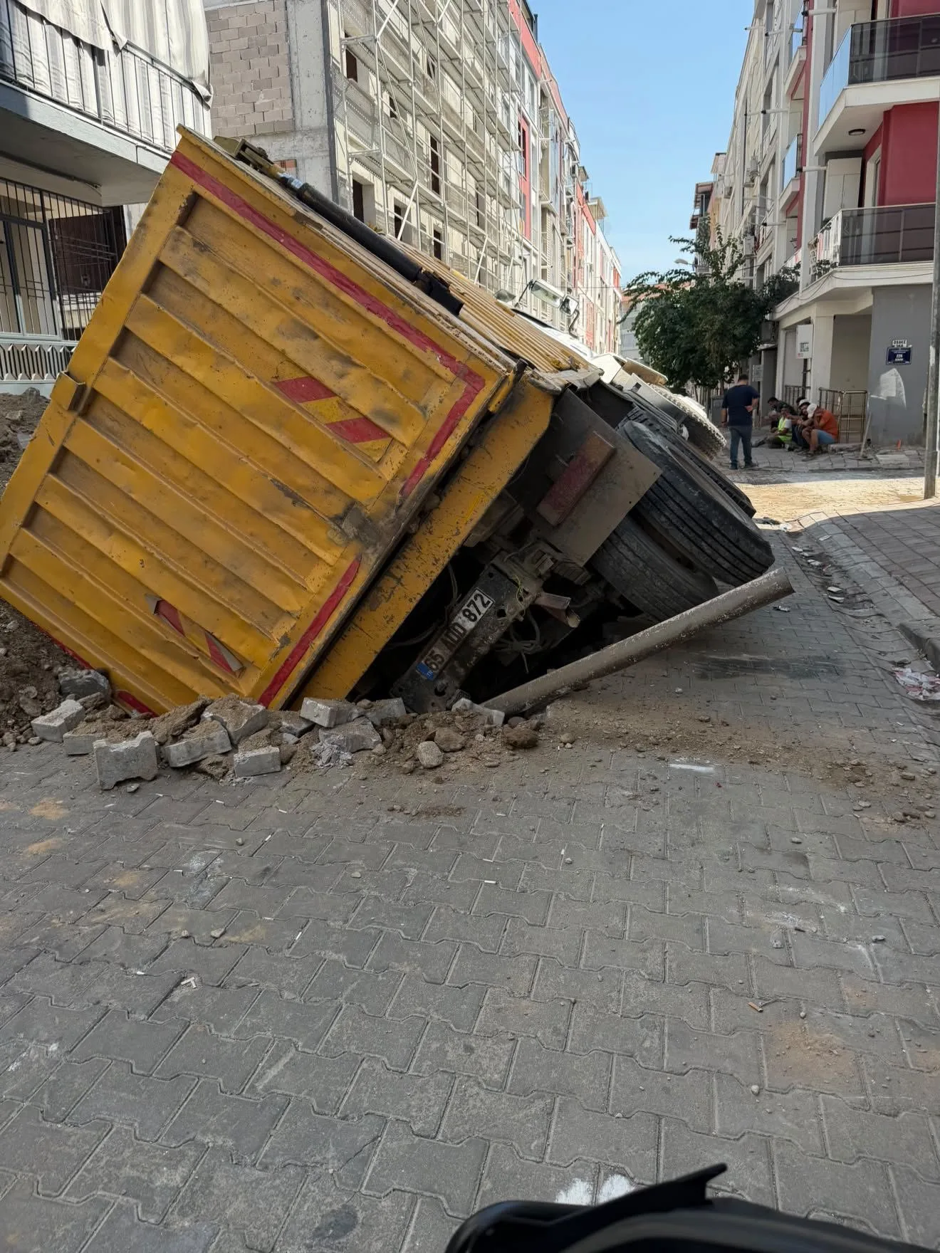 Aydın’da kaza: Kamyon girdi yol çöktü