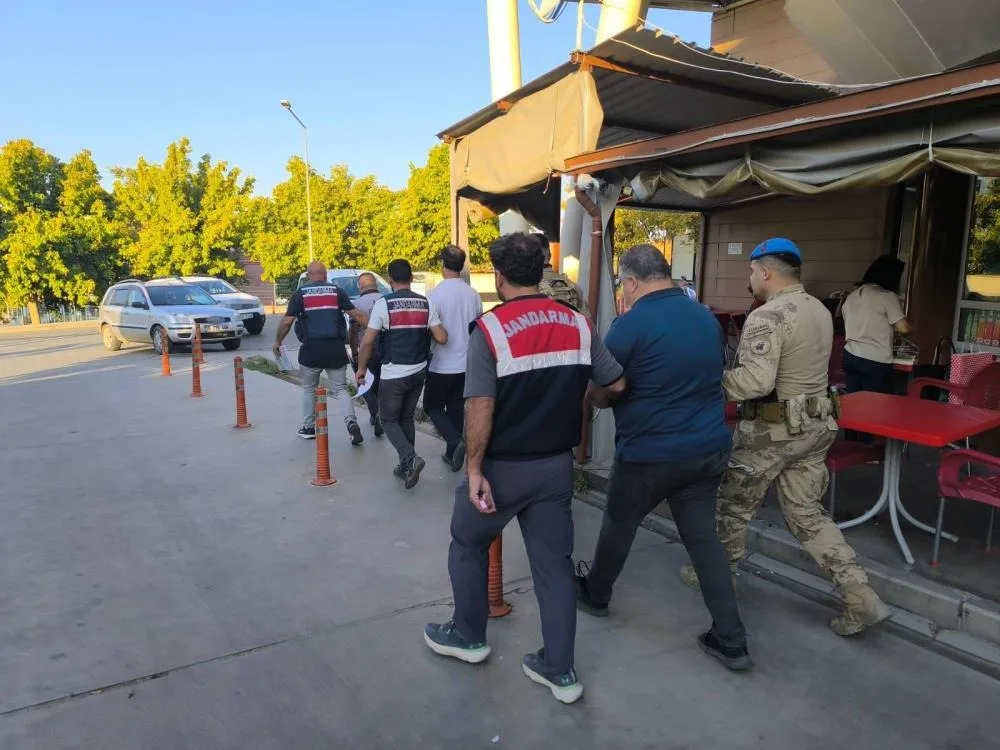 İzmir'de FETÖ'nün güncel yapılanmasına şok operasyon: Çok sayıda gözaltı var 4 İzmir’de FETÖ’nün güncel yapılanmasına şok operasyon: Çok sayıda gözaltı var