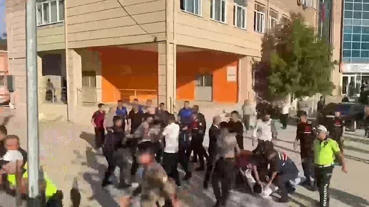 Manisa'da silahlı saldırı: Veliler okula akın etti, kolluk kuvvetleriyle arbede yaşandı! O anlar kamerada 5 Manisa’da silahlı saldırı: Veliler okula akın etti, kolluk kuvvetleriyle arbede yaşandı! O anlar kamerada