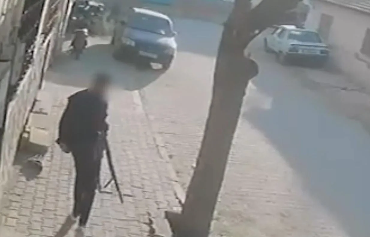 Manisa’da lise önünde silahlı saldırı: Şahsın geliş ve kaçış anı kamerada! Yakalandı…