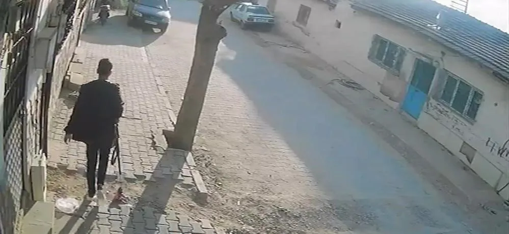 Manisa'da okul önü silahlı saldırı! Görgü tanıkları olay anını anlattı 4 Manisa’da okul önü silahlı saldırı! Görgü tanıkları olay anını anlattı
