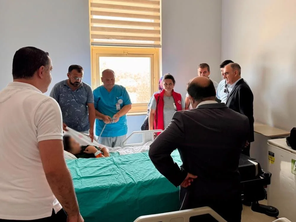 Manisa Valisi’nden yaralı öğrencilere ziyaret