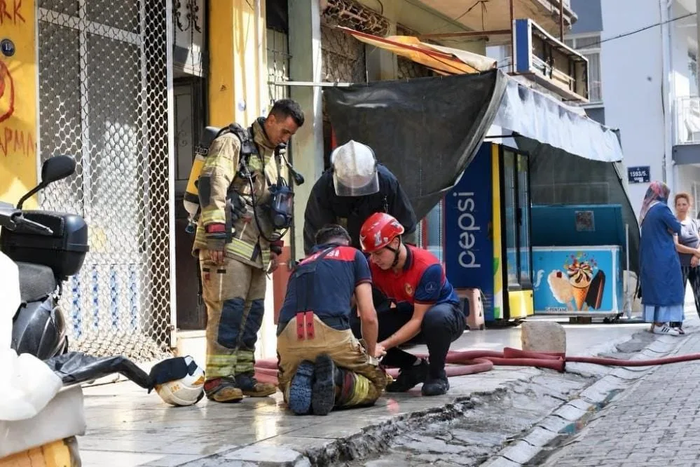 Ev yangını korkuttu! 1’i çocuk 2 kişi dumandan etkilendi