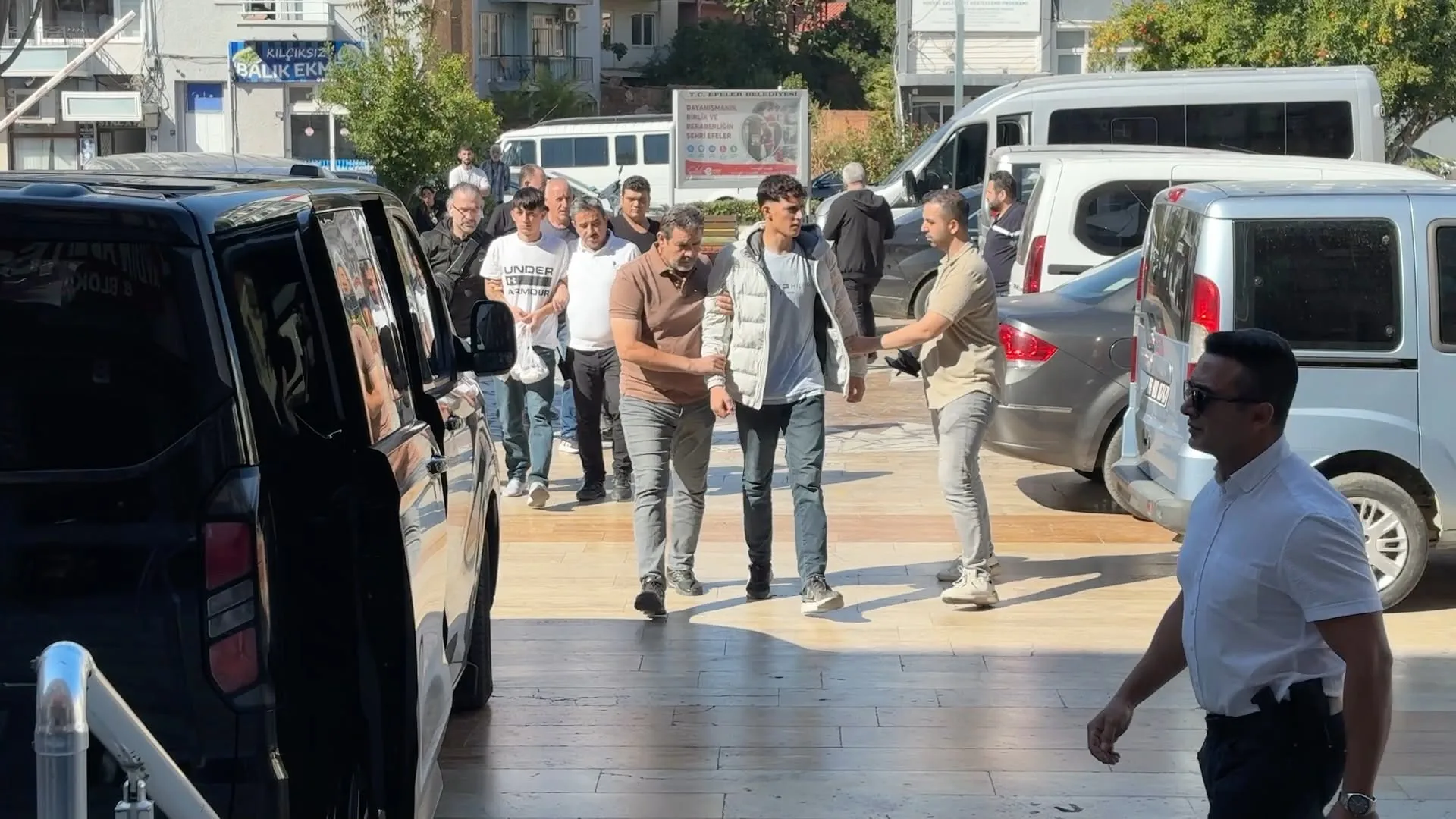 Aydın’da okulun etrafından silahla geçen 2’si çocuk 3 kişi tutuklandı