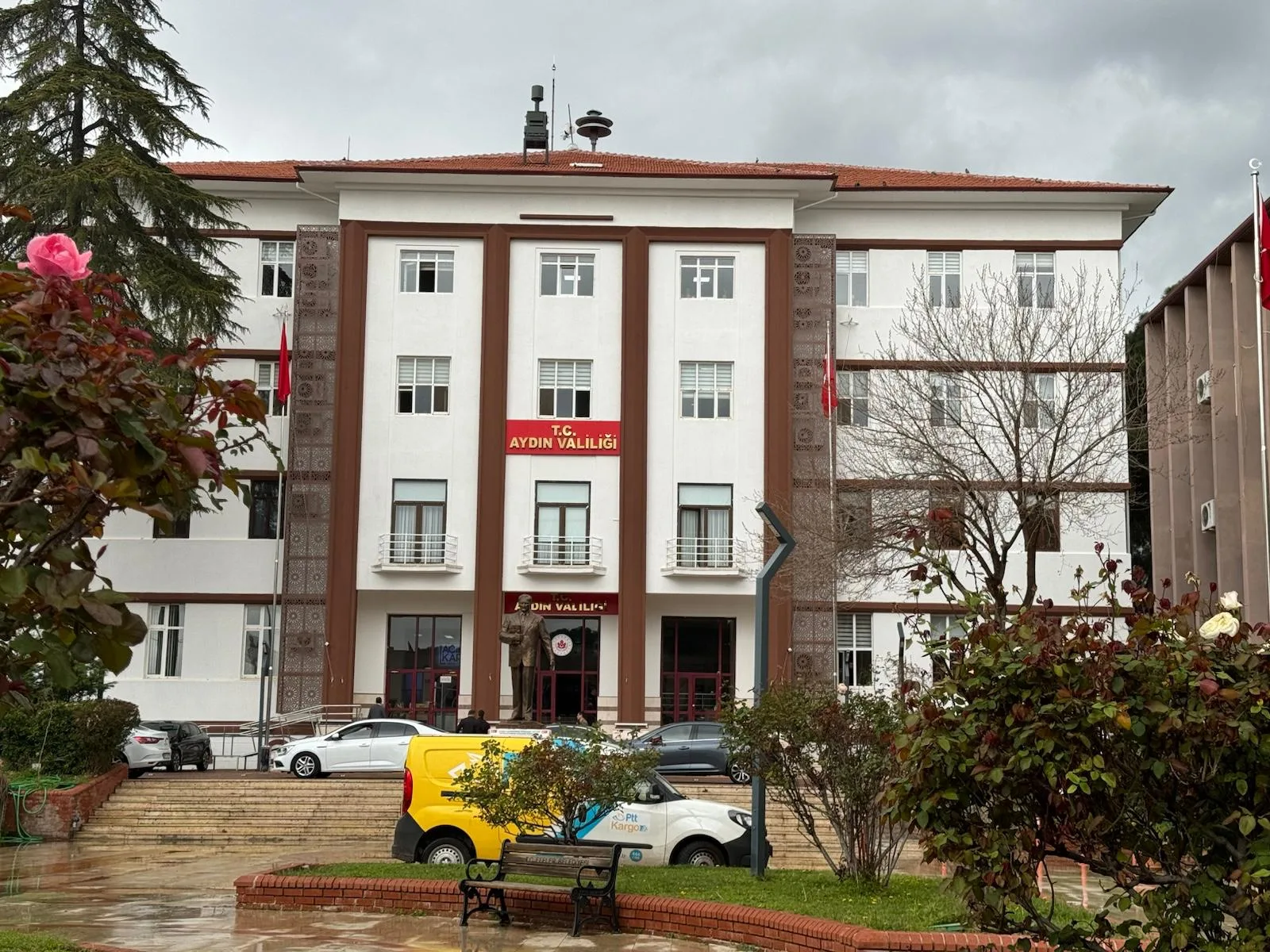 Valilik önünde pürmüzlü eylem: Vali Varol aracından inip gençle görüştü