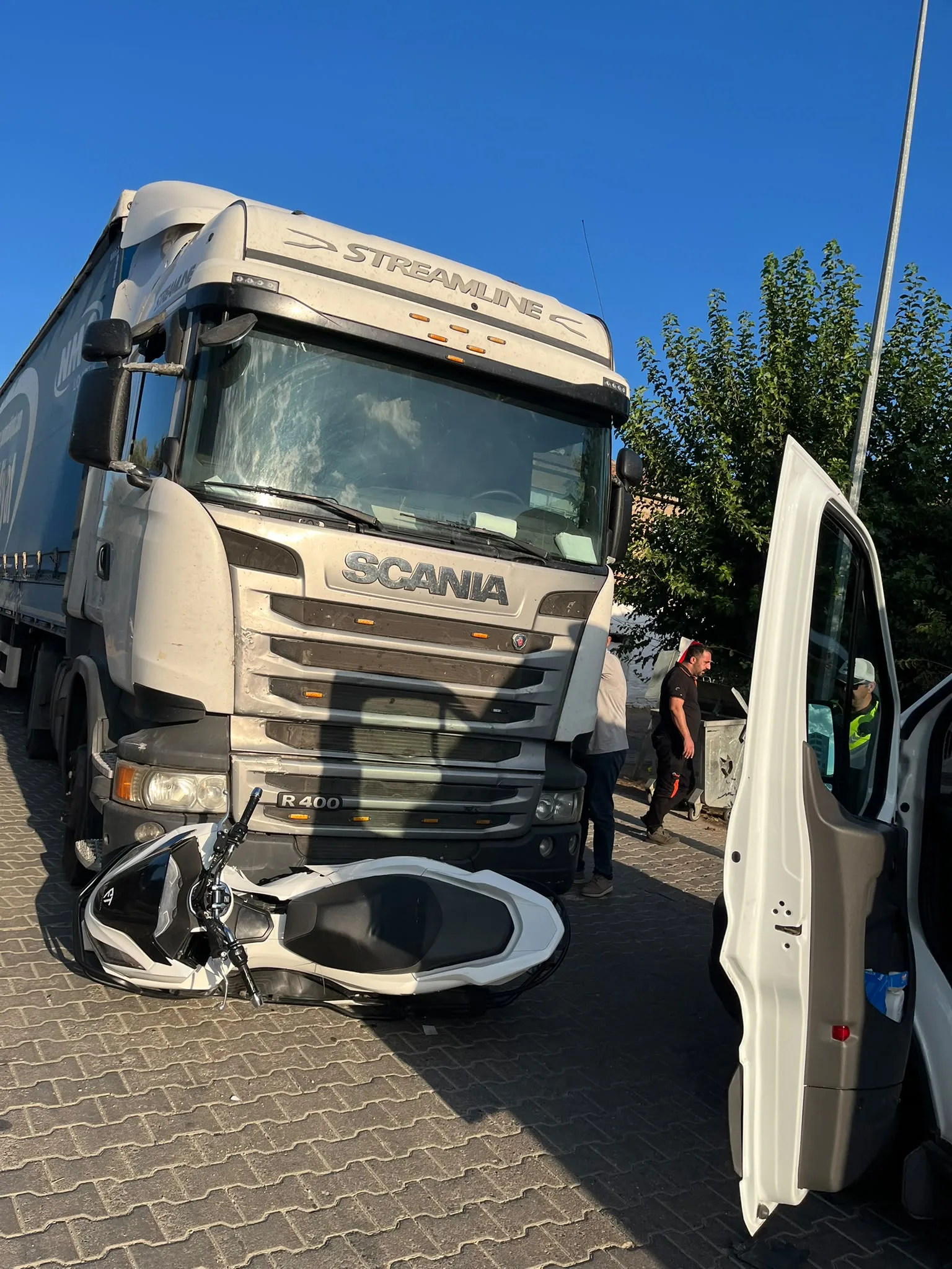 Nazilli’de TIR ile Motosiklet Çarpıştı: 2 Öğrenci Yaralandı
