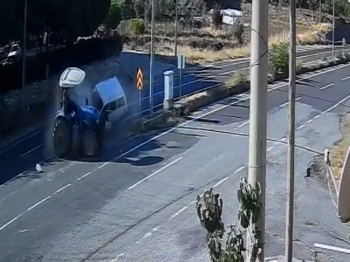 Traktör yavaşladı, otomobil arkadan daldı! Feci kaza kamerada 8 Traktör yavaşladı, otomobil arkadan daldı! Feci kaza kamerada