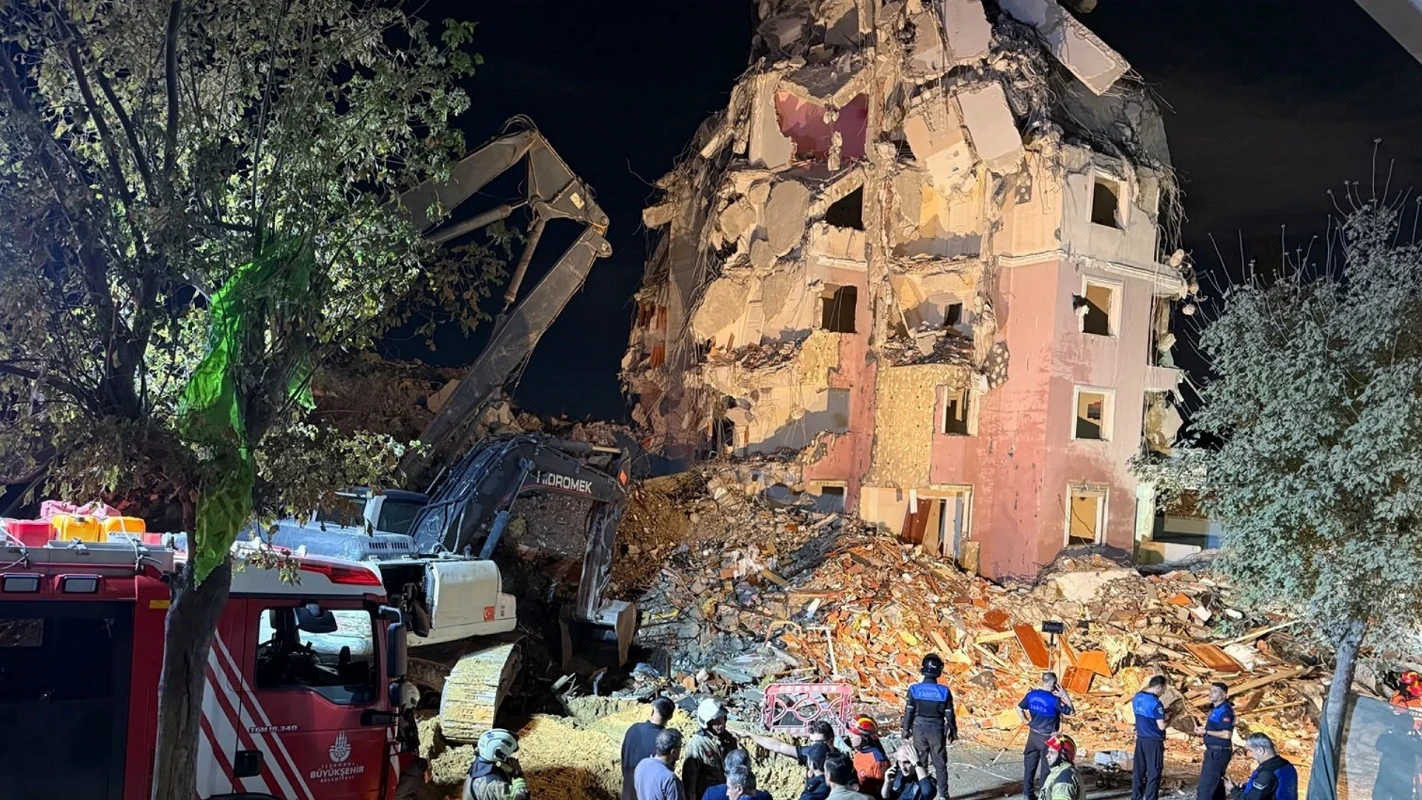 İstanbul’da yıkım sırasında bina çöktü: Yoldan geçenler yaralandı!