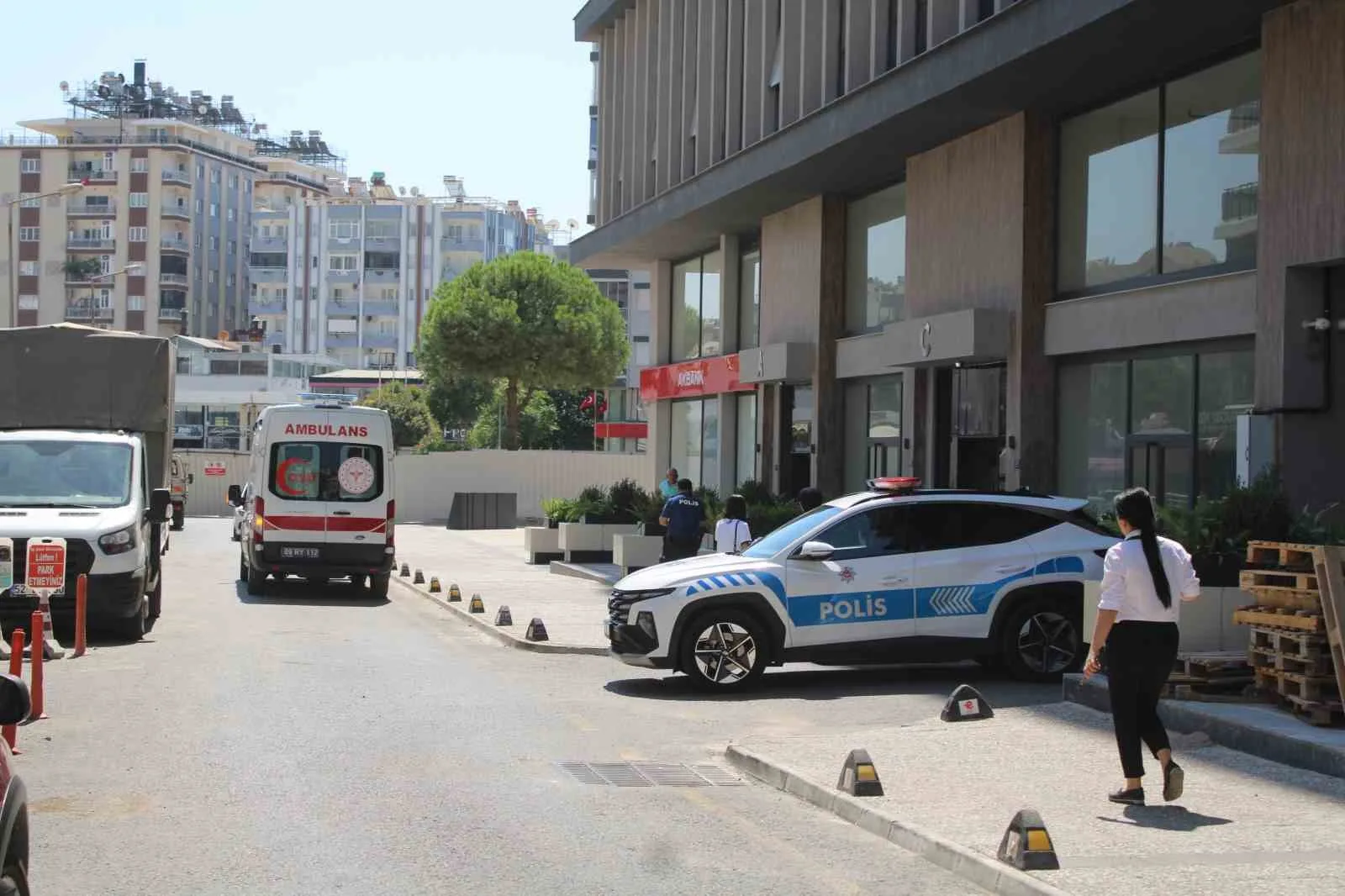Apartmanın merdivenlerinden düşen yaşlı adam hastanelik oldu