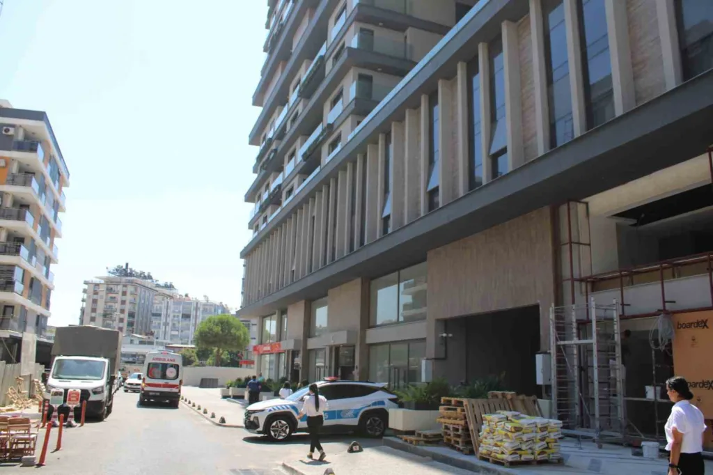apartmanin merdivenlerinden dusen yasli adam hastanelik oldu bc7ba534157e