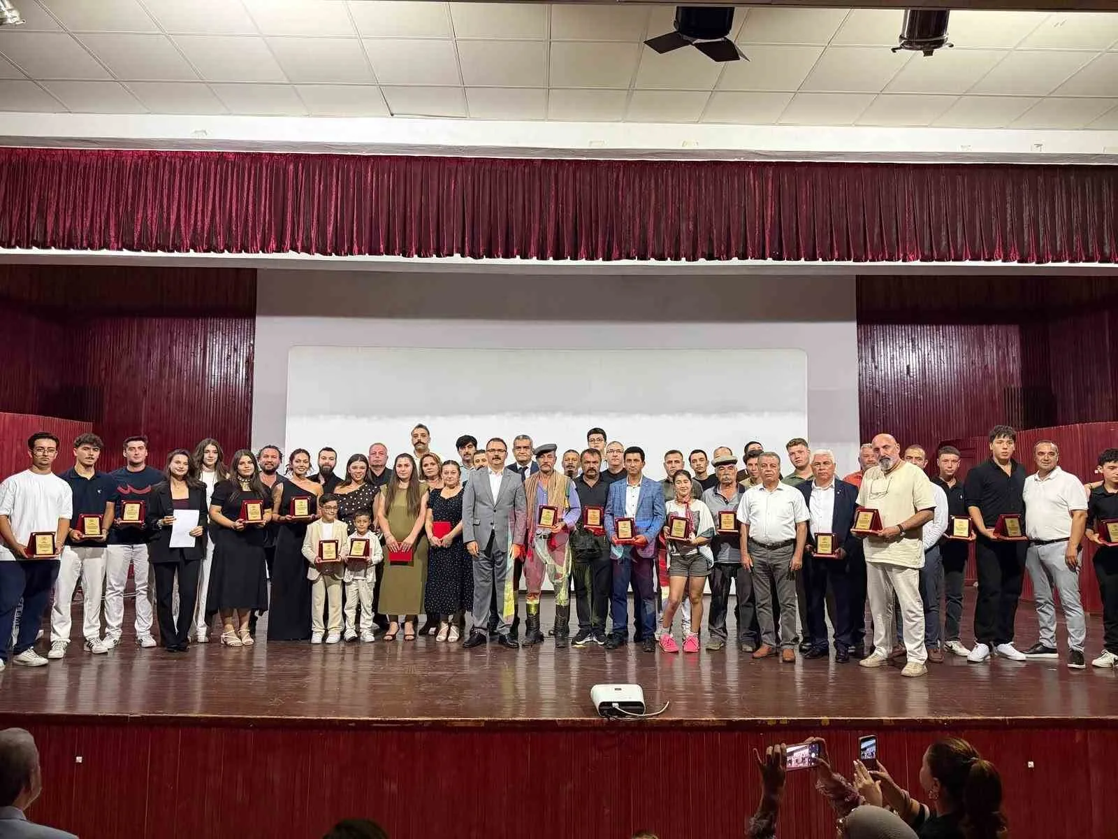 “Atça Çomaklı Ovası Katliamı” kısa filmi ilk galasını yoğun katılımla gerçekleştirdi